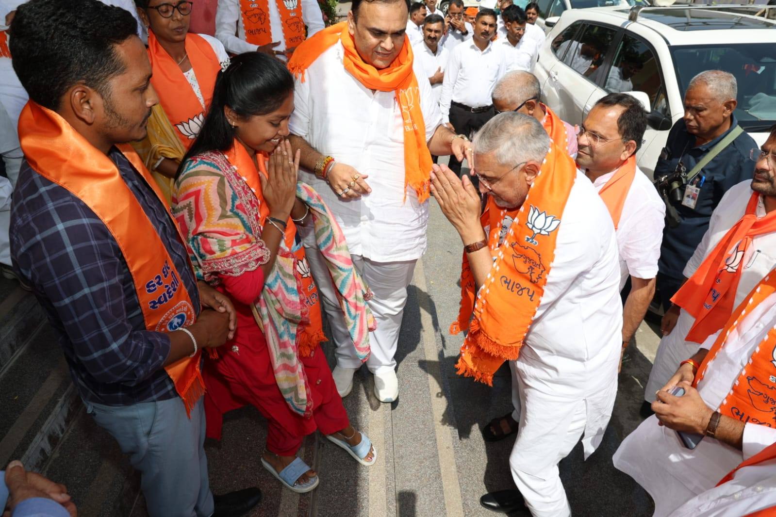 તા.૧૨-૧૦-૨૦૨૫ ના રોજ શ્રી કમલમ સુરત જિલ્લા મધ્યસ્થ કાર્યાલય બારડોલીની ગુજરાત પ્રદેશ ભારતીય જનતા પાર્ટીના નવનિયુક્ત અધ્યક્ષ શ્રી જગદીશ વિશ્વકર્માજી સાહેબે શુભેચ્છા મુલાકાત લીધી.